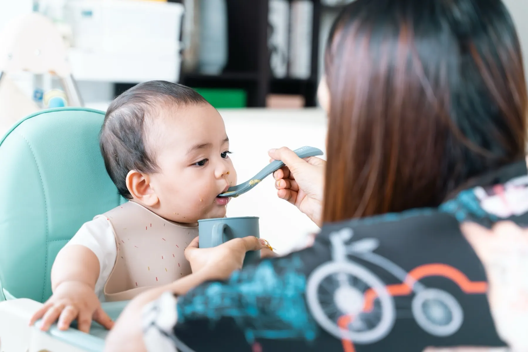 Un bébé découvre une purée à la cuillère