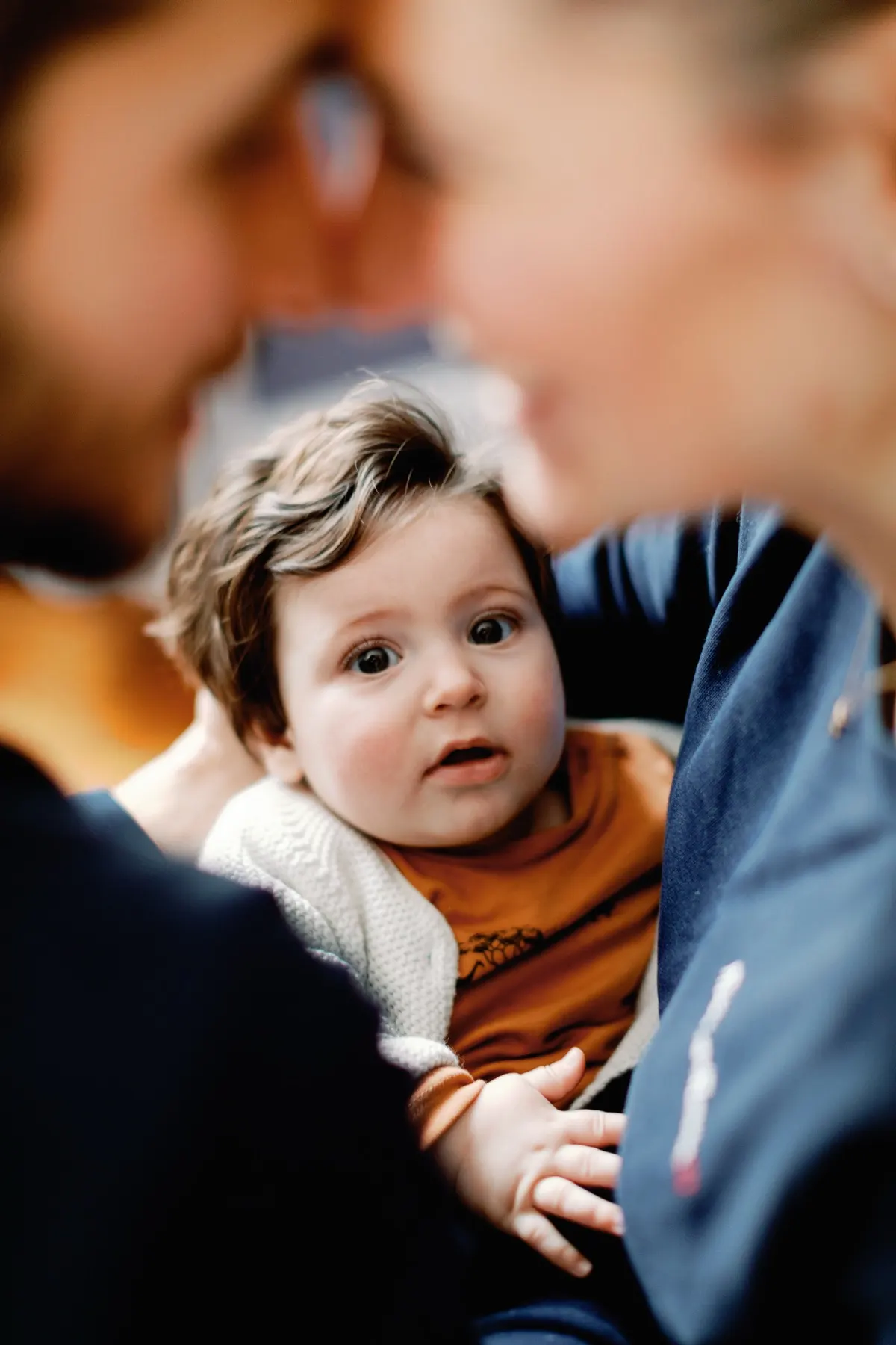 Un bébé entouré de ses proches