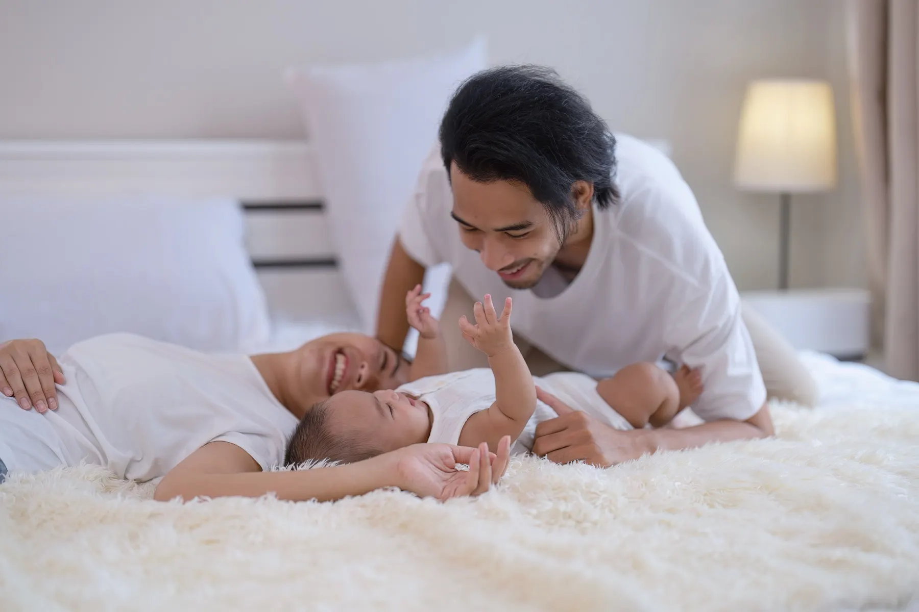 Une famille détendue et complice sur le lit